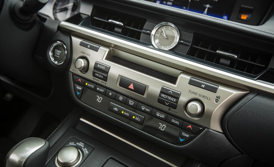 2016-Lexus-ES 350-interior-01