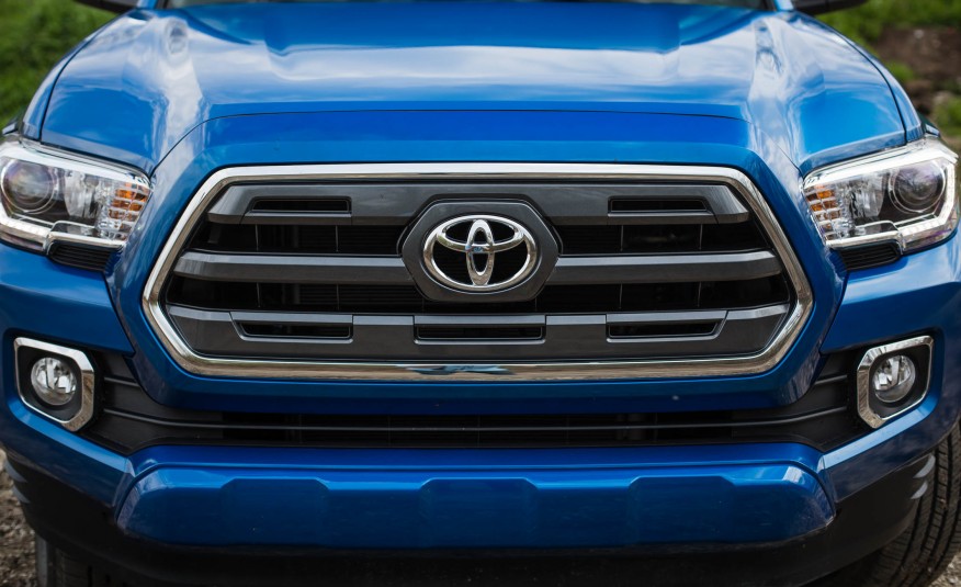 2016-Toyota-Tacoma-Limited-120-876x535