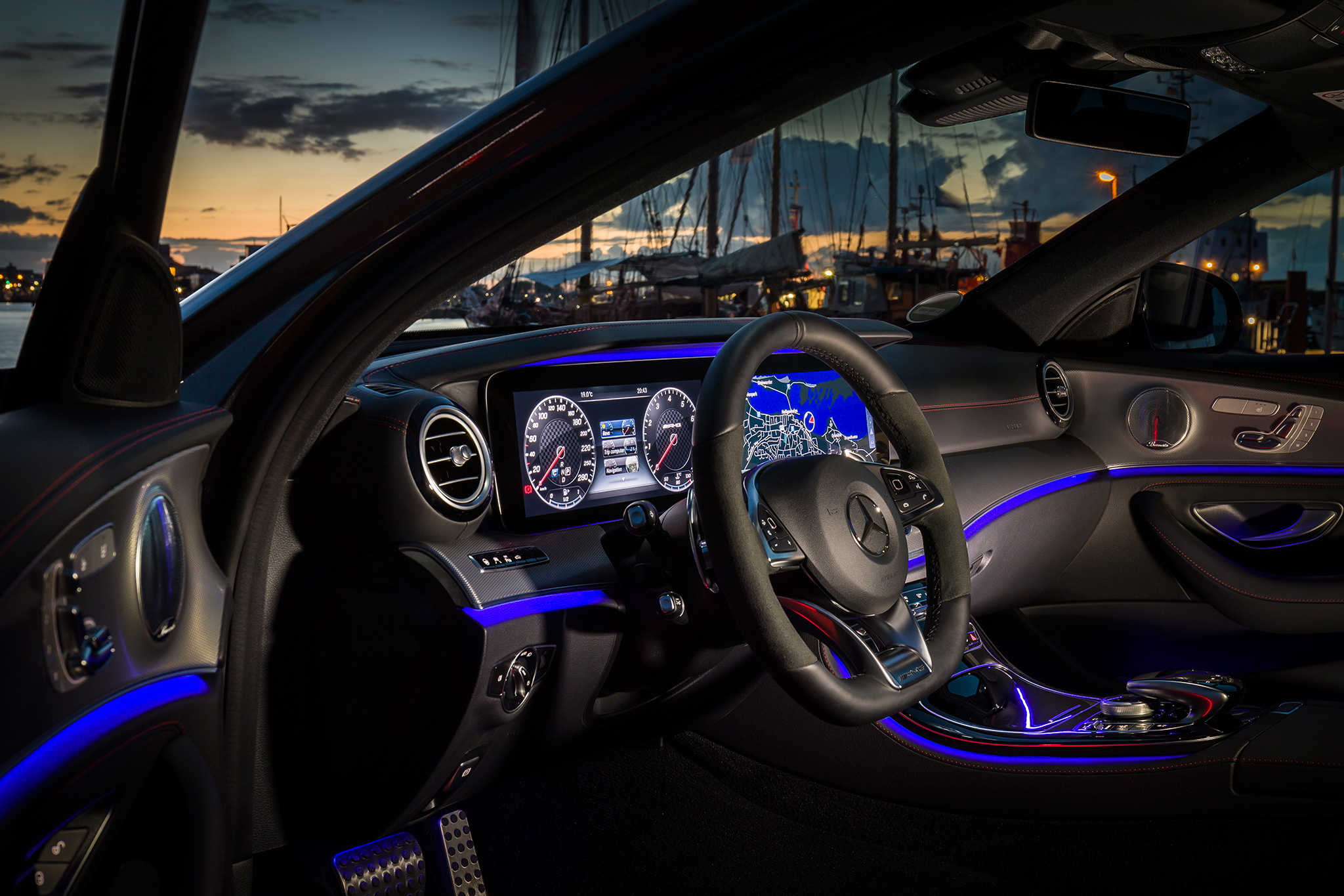 2017-mercedes-amg-e43-sedan-cabin-02