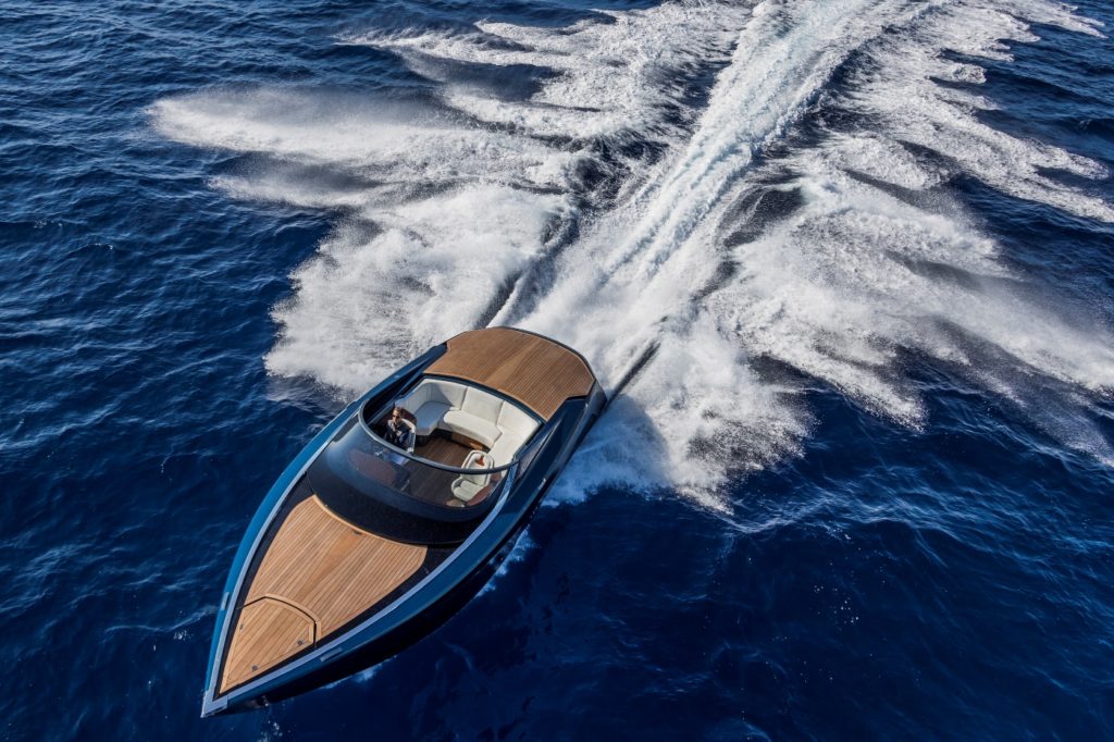 Aston Martin AM37 Powerboat-cruising