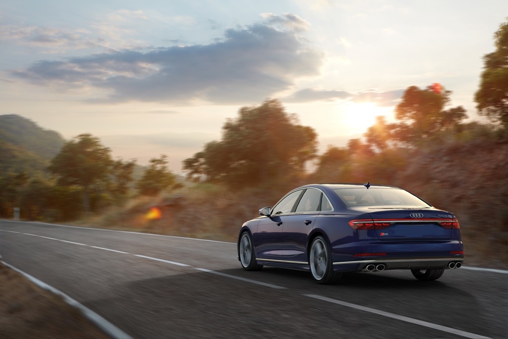 Audi S8 -on the road