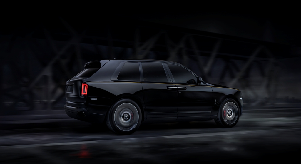This Rolls-Royce Black Badge Cullinan-on the road