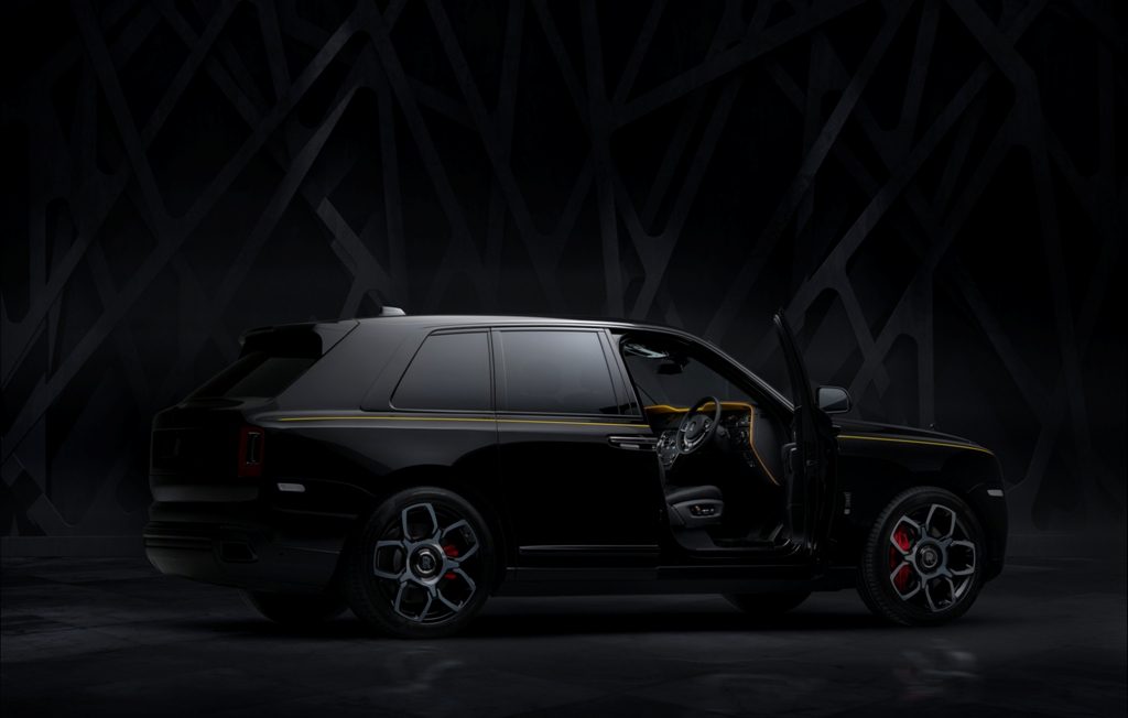 This Rolls-Royce Black Badge Cullinan- side shot