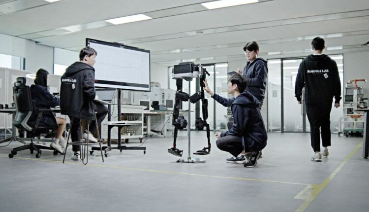 Hyundai Motor Group Releases '10M March' Video Showing Soldiers' Rehabilitation Aided by Robotics Technology