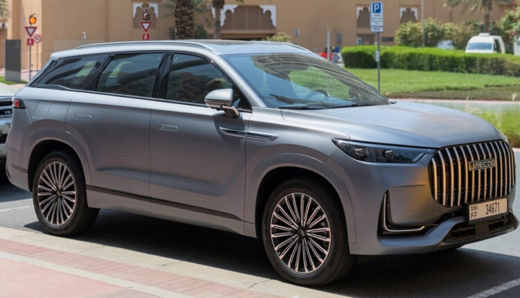 Front three-quarter view of the Jaecoo 8 SHS smart hybrid SUV in silver, photographed in the UAE